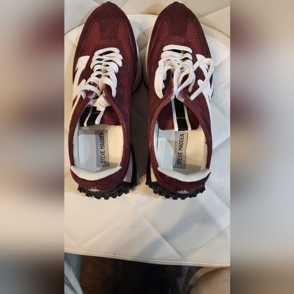 NWOT Womens STEVE MADDEN Campo Sneakers Burgundy With White Accents - Picture 2 of 6